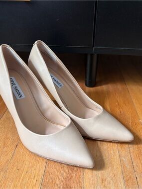 Steve Madden Beige Pointed-Toe Pumps